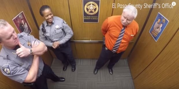 Surprinși de camera de supraveghere. Ce făceau mai mulți ofițeri în liftul sediului de poliție (VIDEO)