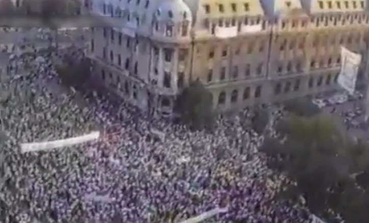 VIDEO. Imaginile impresionante ale venirii Regelui Mihai în România. Un milion de oameni în stradă pentru Majestatea Sa în 1992