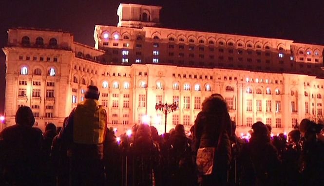 Protest în fața Parlamentului miercuri seara. Incidente cu jandarmii