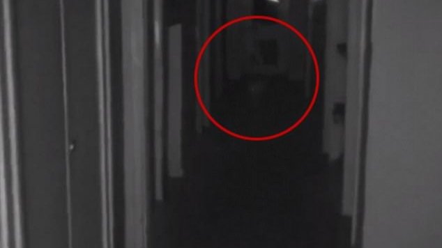 Fantoma unui copil, surprinsă plimbându-se printr-o casă abandonată. Specialiștii au rămas șocați (VIDEO)