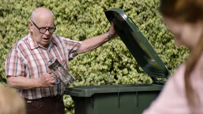 Se mutaseră recent lângă casa unui bătrânel ciudat. Bărbatul era văzut adeseori aruncând lucruri noi la gunoi. Copilul familiei a început să-l urmărească mai atent. Când a înțeles de ce face asta... (VIDEO)