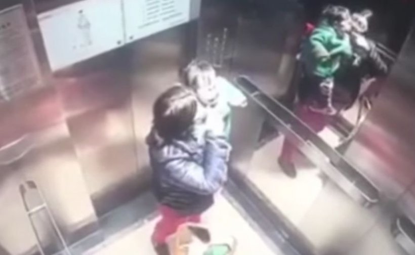 Bona s-a urcat în lift cu bebelușul, după ce a fost condusă de mama copilului. La scurt timp ceva cumplit s-a întâmplat. Momentul a fost surprins de o cameră de supraveghere (VIDEO)