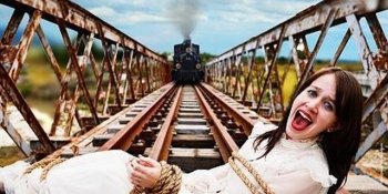 Scandal uriaș după lansarea unei campanii de afișaj care promovează imaginea unei femei legate de tren (FOTO)