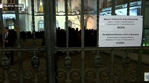 Porțile Palatului Regal s-au închis în jurul orei 24.00. Sute de români au venit să-și ia rămas bun de la Regele Mihai
