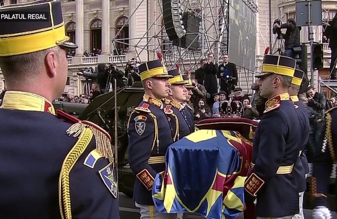 Emoționant. Ce a făcut mulțimea prezentă la funeraliile Regelui Mihai. „Majestate, te iubim” - VIDEO