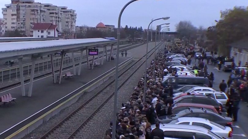 Sute de oameni așteaptă trenul regal, în gara din Pitești