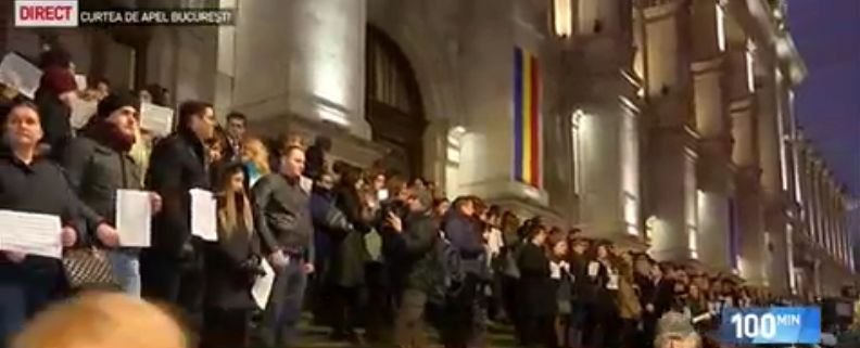 Protestul de la Curtea de Apel București s-a încheiat. Magistrații au ieșit în stradă, nemulțumiți de modificările Codului Penal 