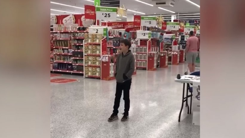 Un băiat cu autism ar putea semna un contract cu o casă de discuri, după ce a fost auzit cântând într-un magazin - VIDEO