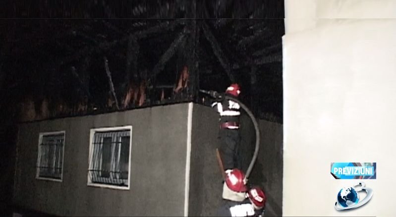 Biserică în flăcări, în ultima zi de Crăciun. Focul a distrus turla clădirii și ajutoare pentru săraci - VIDEO
