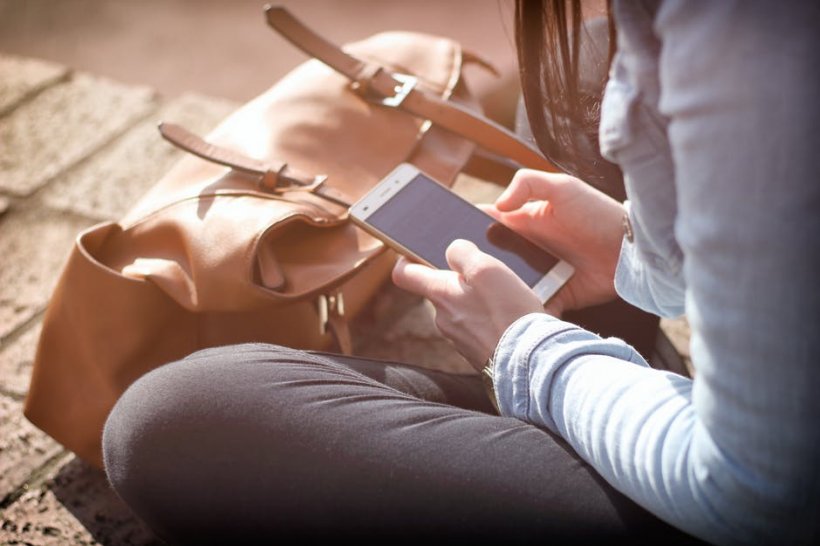 Adolescenții care petrec mult timp pe telefoanele mobile sau pe rețelele sociale sunt mai nefericiți. Ce au descoperit cercetătorii