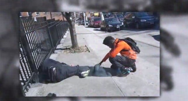 A văzut un tânăr apropiindu-se de un om al străzii, iar polițistul se pregătea să intervină crezând că adolescentul vrea să-l jefuiască. Când și-a dat seama ce făcea de fapt, a luat telefonul și l-a filmat (VIDEO)