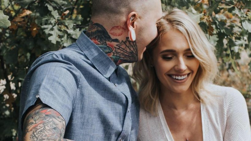 Cea mai ingenioasă cerere în căsătorie! Gestul impresionant făcut de un artist tatuator pentru iubita sa - VIDEO