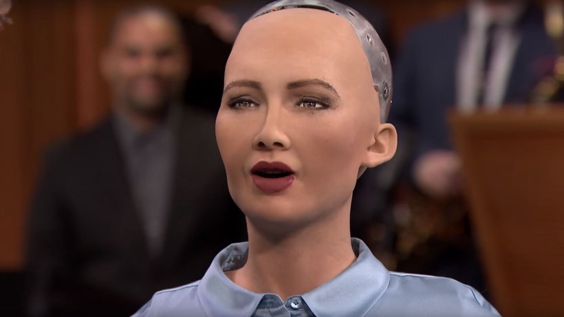 Robotul Sophia vine în România