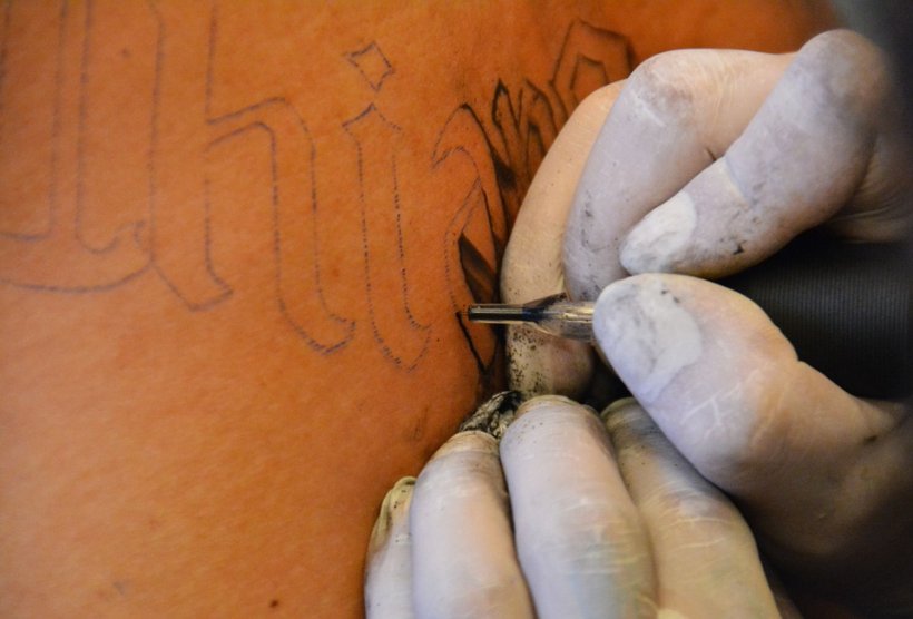 Și-a obligat iubita să își tatueze numele lui pe gât. Ce a pățit la scurt timp bărbatul