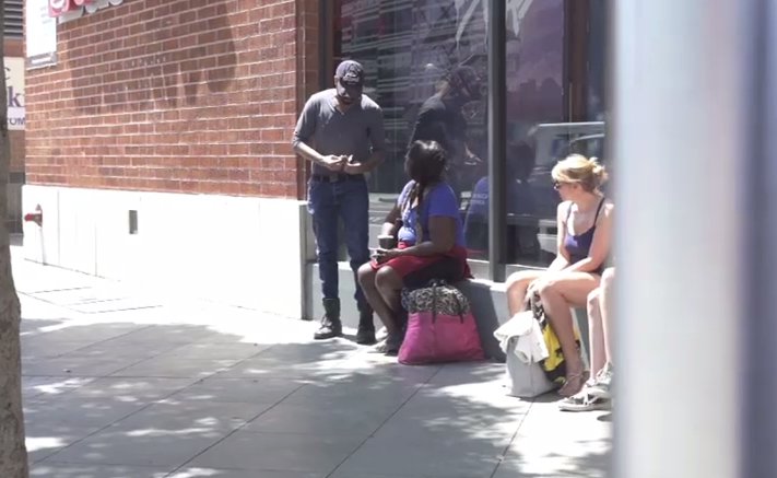I-a oferit unei femei fără adăpost o importantă sumă de bani și a decis să o urmărească să vadă ce face. Nu i-a venit să creadă când a văzut ce a cumpărat femeia de toți banii (VIDEO)
