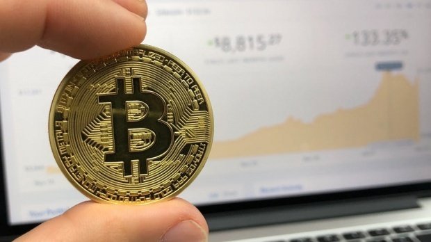 oamenii s-au îmbogățit cu bitcoin