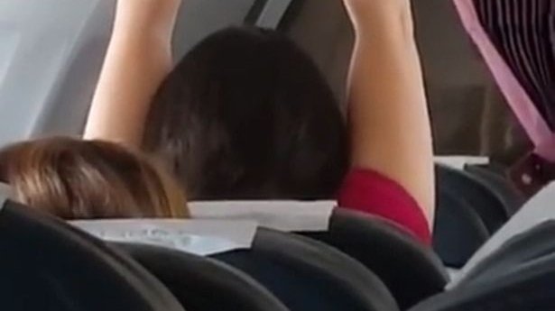 Imagini inedite la bordul unui avion. Toată lumea a rămas fără cuvinte când au văzut ce făcea o tânără. Cineva a luat telefonul și a înregistrat-o (FOTO+VIDEO)