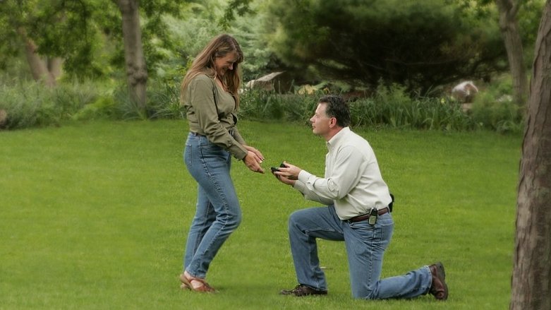 De ce se așază bărbatul pe un genunchi când cere în căsătorie