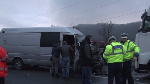 Accident rutier în Caransebeș, în care a fost implicat un microbuz cu zece persoane. Șase persoane, printre care doi copii, afectate