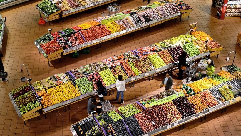 Adevăratul motiv pentru care supermarketurile stropesc fructele și legumele cu apă