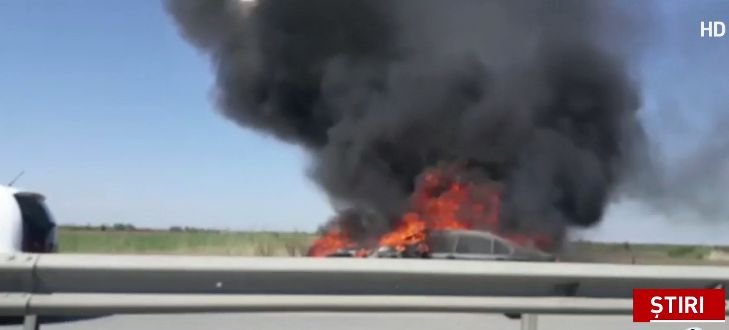 O maşină a luat foc pe Autostrada A1, circulaţia rutieră este restricţionată - VIDEO
