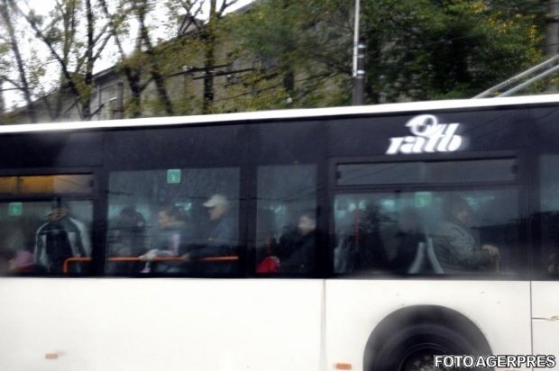 Situație revoltătoare în Capitală. Un șofer RATB a închis ușa autobuzului peste un bebeluș aflat în cărucior