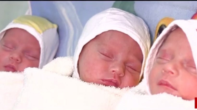 O mamă din Timişoara a născut tripleţi identici. Cazul apare o dată la 100.000 de naşteri
