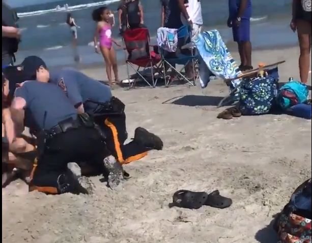 Situație șocantă pe o plajă. Un polițist a lovit-o pe o tânără cu pumnul în față. Imaginile au fost surprinse de un martor - VIDEO