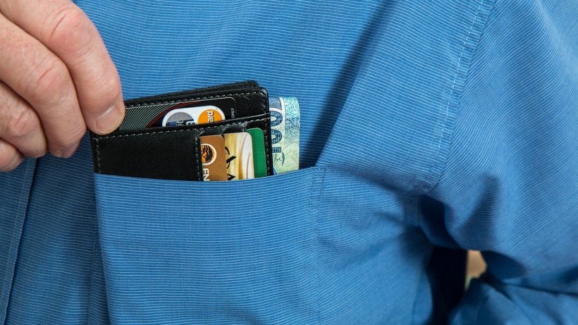Ce se întâmplă dacă ții o bancnotă împăturită triunghi în portofel