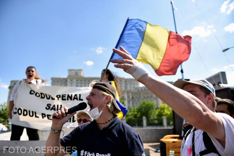 Scandal în fața Parlamentului. Zeci de protestatari vor să intre în plen 534