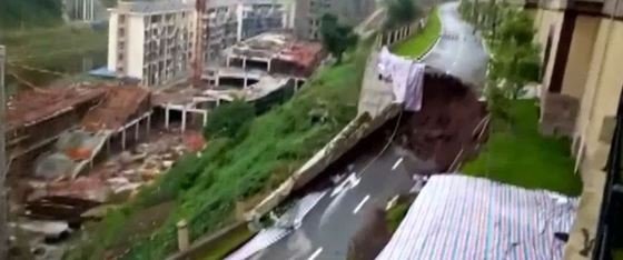 Scene șocante surprinse de o cameră de supraveghere! O șosea s-a prăbușit în China (VIDEO)