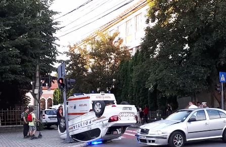 Scene incredibile în Baia Mare! O mașină de poliție s-a răsturnat lângă sediu