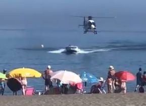 Scene ca-n filme pe o plajă din Malaga. Un traficant de droguri, urmărit de autorități cu elicopterul, și-a lăsat barca și a luat-o la fugă printre turiști (VIDEO)
