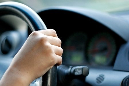 Situație șocantă în Republica Moldova. Un copil a condus pe autostradă cu peste 120 de kilometri pe oră, încurajat de rude