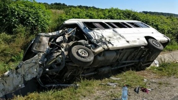 Un microbuz plin cu călători a fost lovit de un tractor, în Brăila: mai multe victime