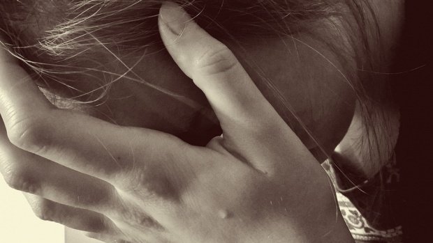 Clipe de groază pentru o copilă din Gorj. Fetița a fost violată de tatăl ei timp de un an. Rudele nu au crezut-o când le-a spus