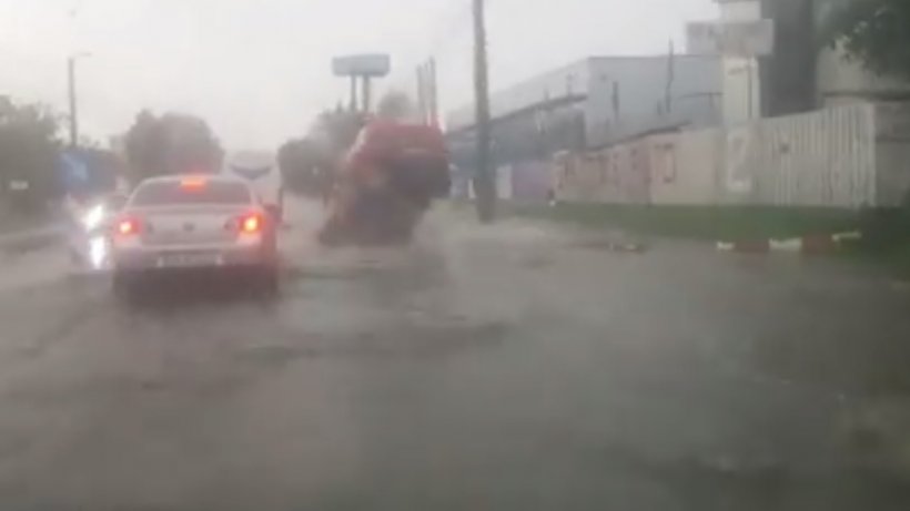 Imagini incredibile! Mașină, aruncată în aer în timpul ploilor abundente din Botoșani - VIDEO