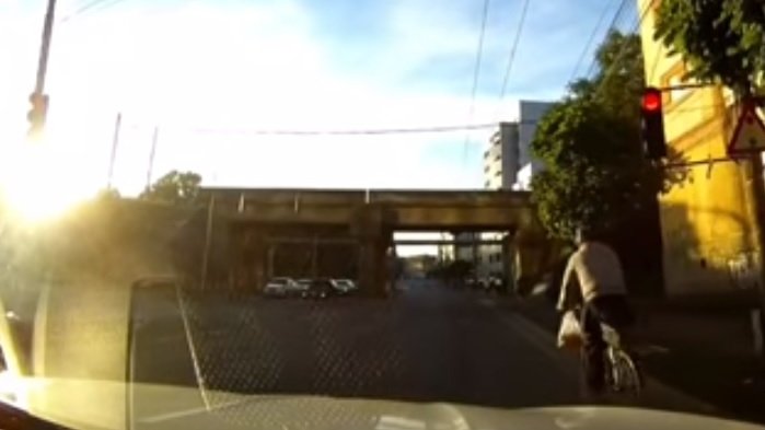 Imagini șocante în Timișoara! Un biciclist sfidează moartea de trei ori într-un minut - VIDEO