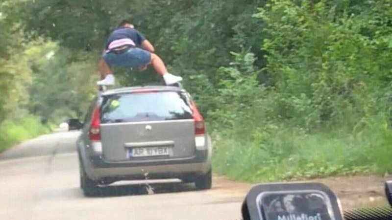 Scene ca-n filme în trafic! Un tânăr din Arad s-a urcat în timp ce mașina se afla în mers