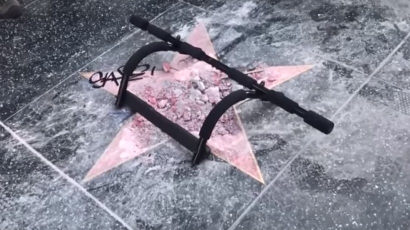 Steaua lui Donald Trump de pe Aleea Vedetelor din Hollywood a fost distrusă