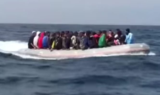 Peste 30 de migranţi ilegali au debarcat pe o plajă din Spania sub privirile turiştilor - VIDEO