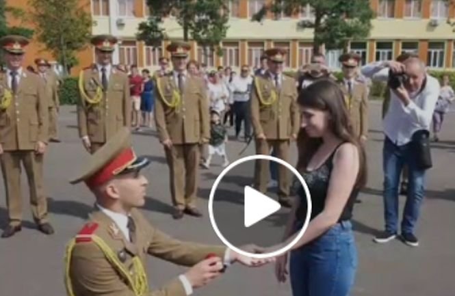 Un ofiţer şi-a cerut în căsătorie iubita în faţa ministrului Apărării - VIDEO