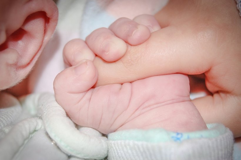 Un bebeluș a murit după naștere în Constanța. Mama lui se zbate între viață și moarte