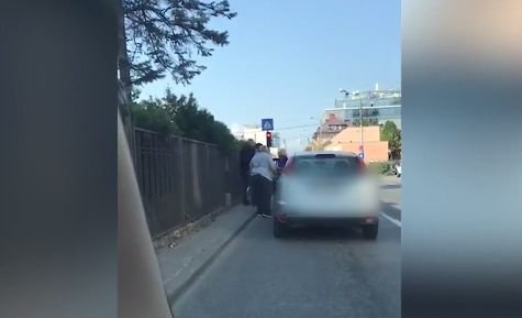 Bătaie în plină stradă, în Cluj Napoca, după o ceartă în trafic 