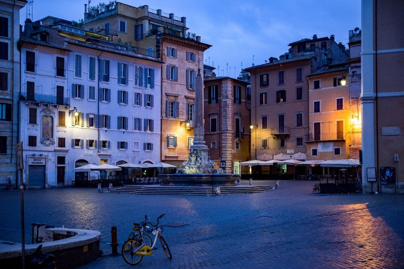 Poliția italiană caută doi bărbați care s-au dezbrăcat într-un important monument istoric din Roma
