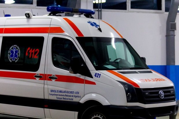 O ambulanță, aflată în misiune, a fost lovită de o mașină pe Valea Oltului