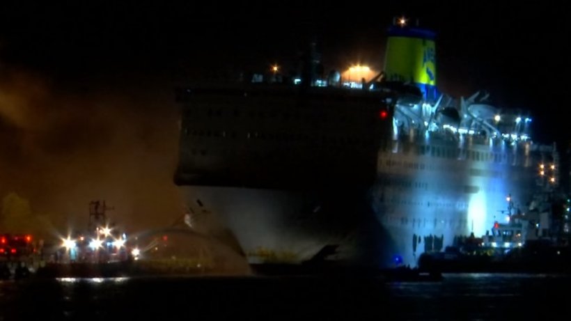 Incendiu pe un feribot din Grecia! Sute de turişti au fost evacuaţi - VIDEO