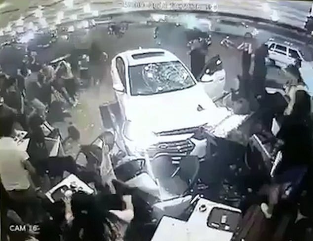 O mașină a intrat în plin în terasa unei cafenele în Turcia! Imagini incredibile cu oamenii disperați