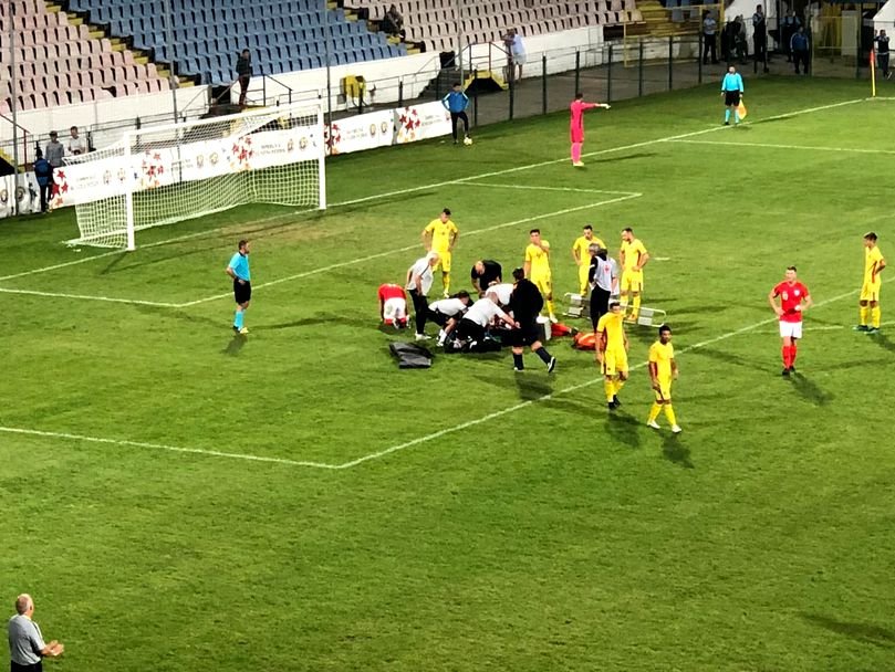 Momente de panică la Buzău. Un fotbalist englez s-a prăbușit pe gazon și este în stare foarte gravă