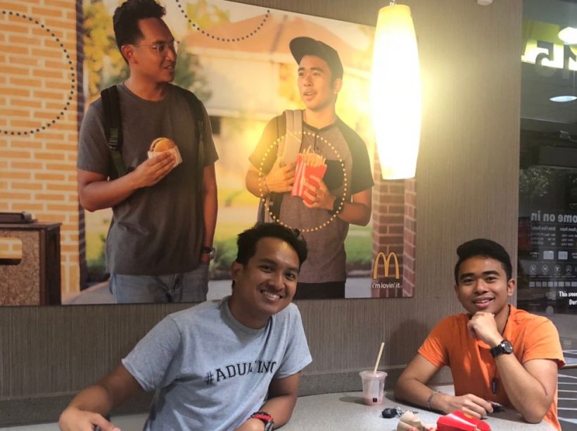 Mâncau la un McDonalds, când deodată au observat ceva pe pereții restaurantului. Nu le-a venit să creadă așa ceva. La scurt timp s-au îmbogățit